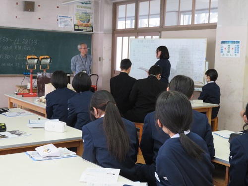 授業の終わりに感想を発表する様子