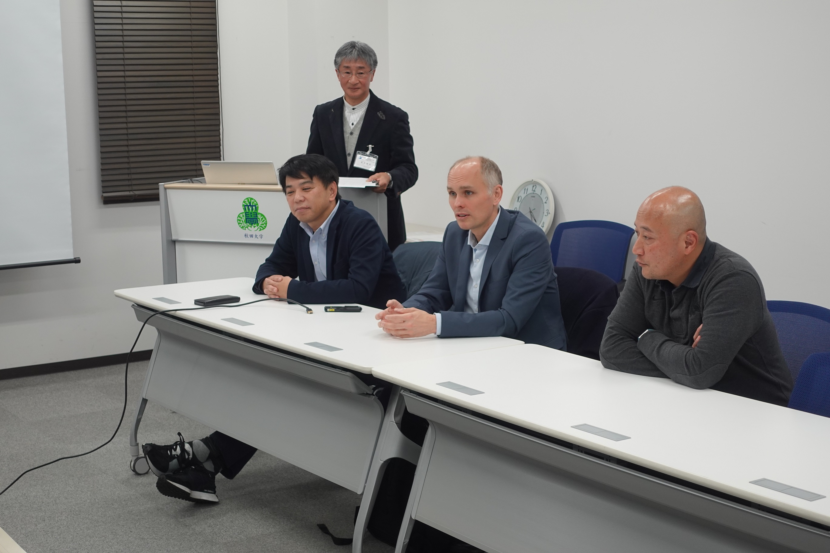 From left: Professor Adachi of the Graduate School of Science and Engineering, Dr. Victor, Associate Professor Akinaga of the Graduate School of Science and Engineering, top left is Coordinator Natsui of Akita Prefectural University