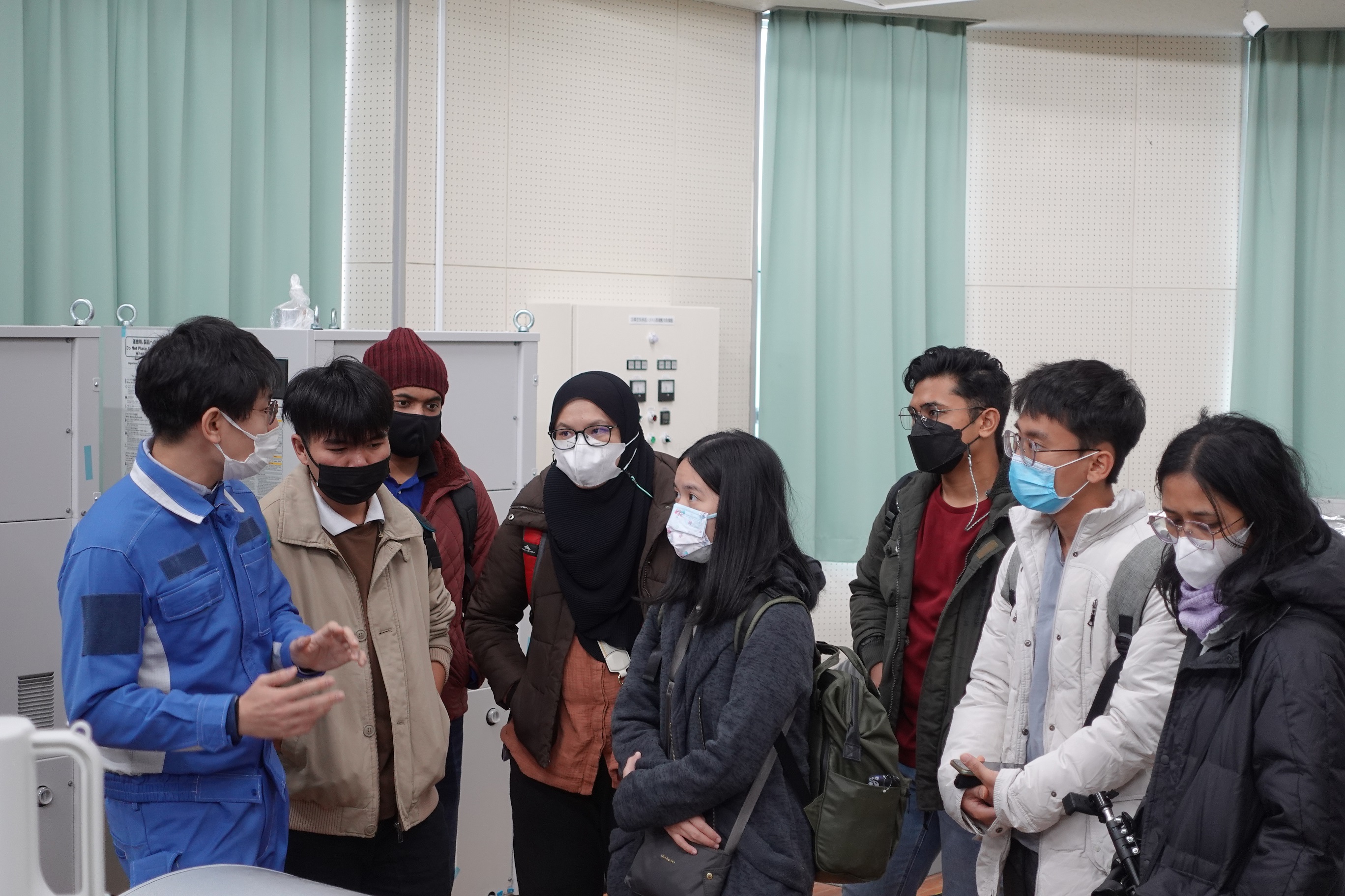 Students eagerly asking questions (laboratory (2))
