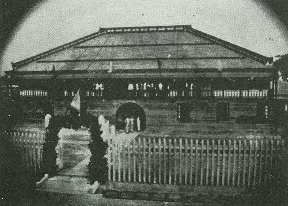 1874年 秋田県太平学校校舎 落成（現中通1丁目（旧明徳館～県庁～日赤病院跡地））。この機に、伝習学校は改称し太平学校となる。