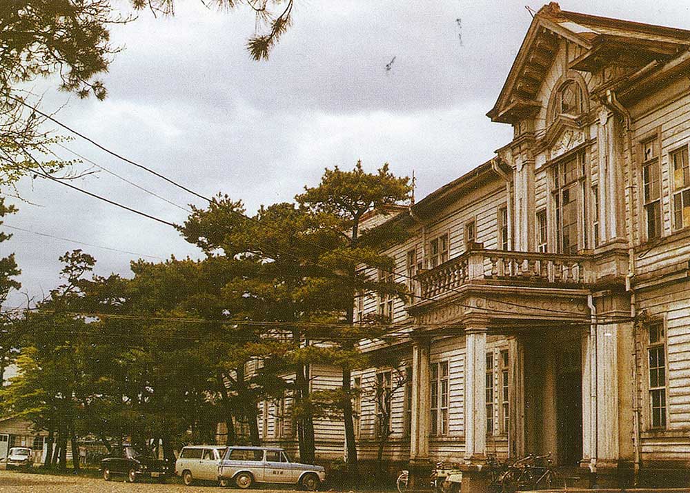 1968年 旧本部管理棟（鉱山専門学校本館）が57年の歳月を経て解体