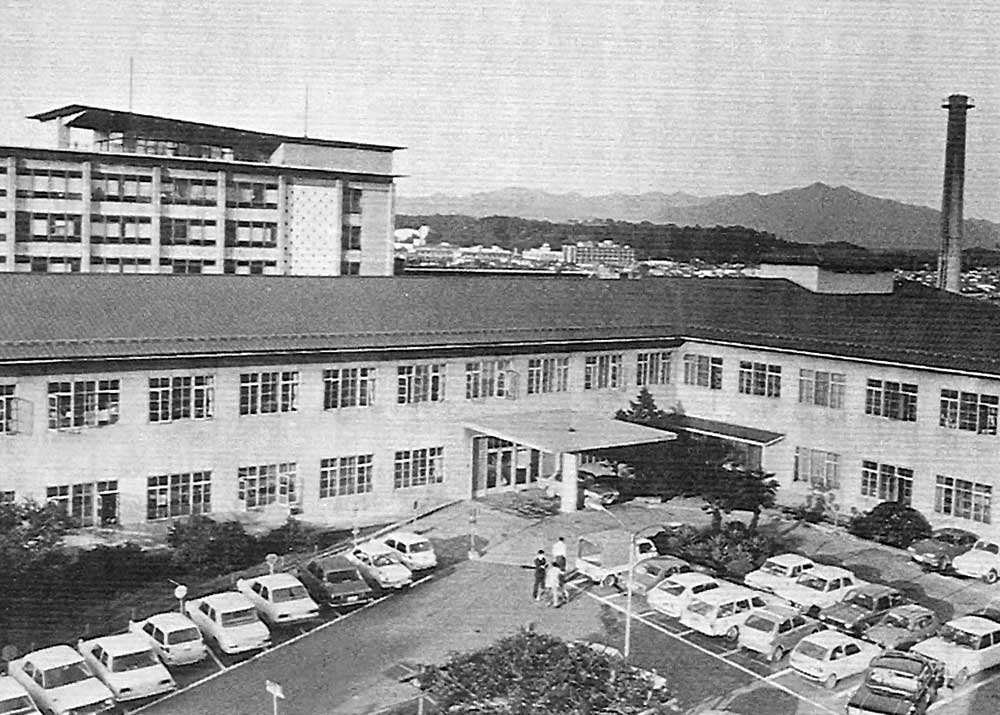 1971年 秋田県立中央病院を国に移管、医学部代用附属病院発足（千秋久保田町6番10号）