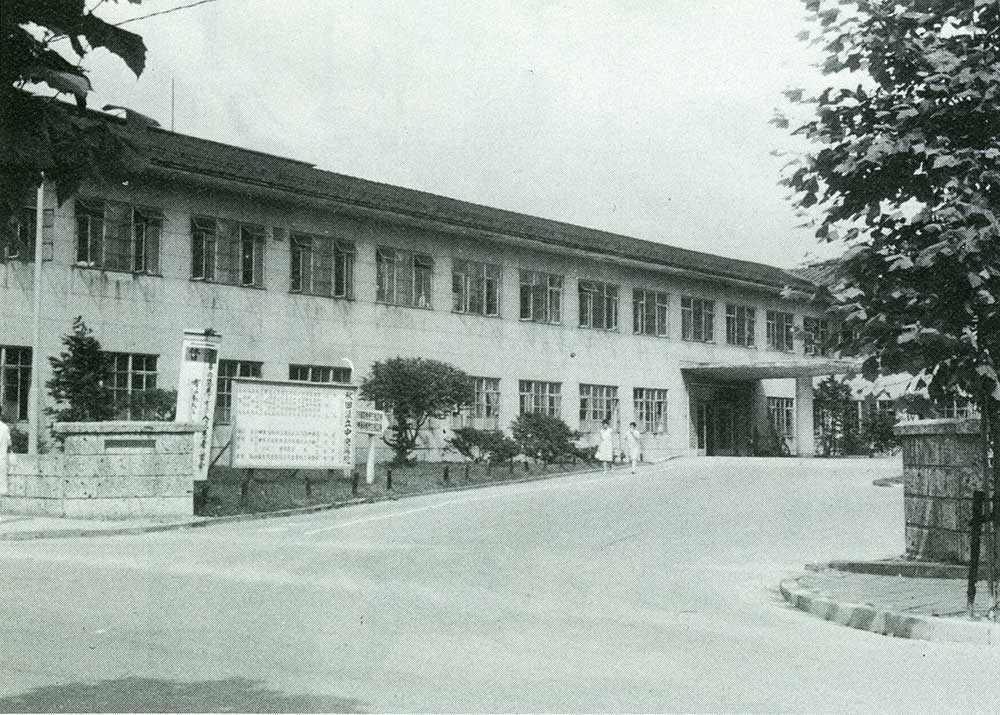 1972年 千秋久保田町6番10号の地に、秋田大学医学部附属看護学校設置（旧病院玄関外来棟）