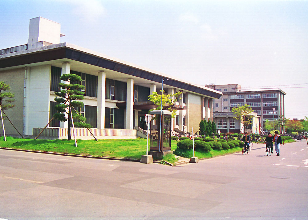 1990年 当時の学園風景（図書館）