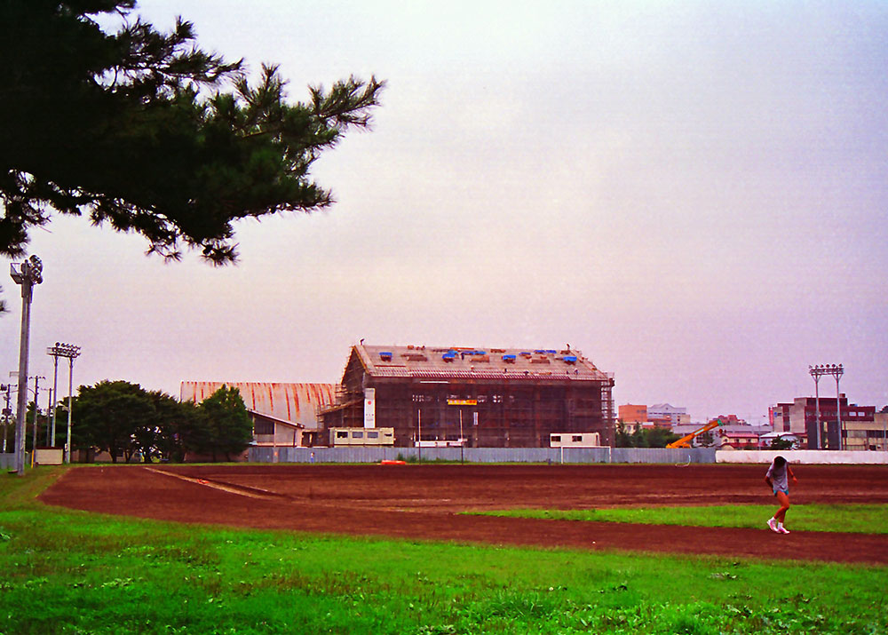1994年 新体育館（写真は建設途中、後ろは旧体育館）完成