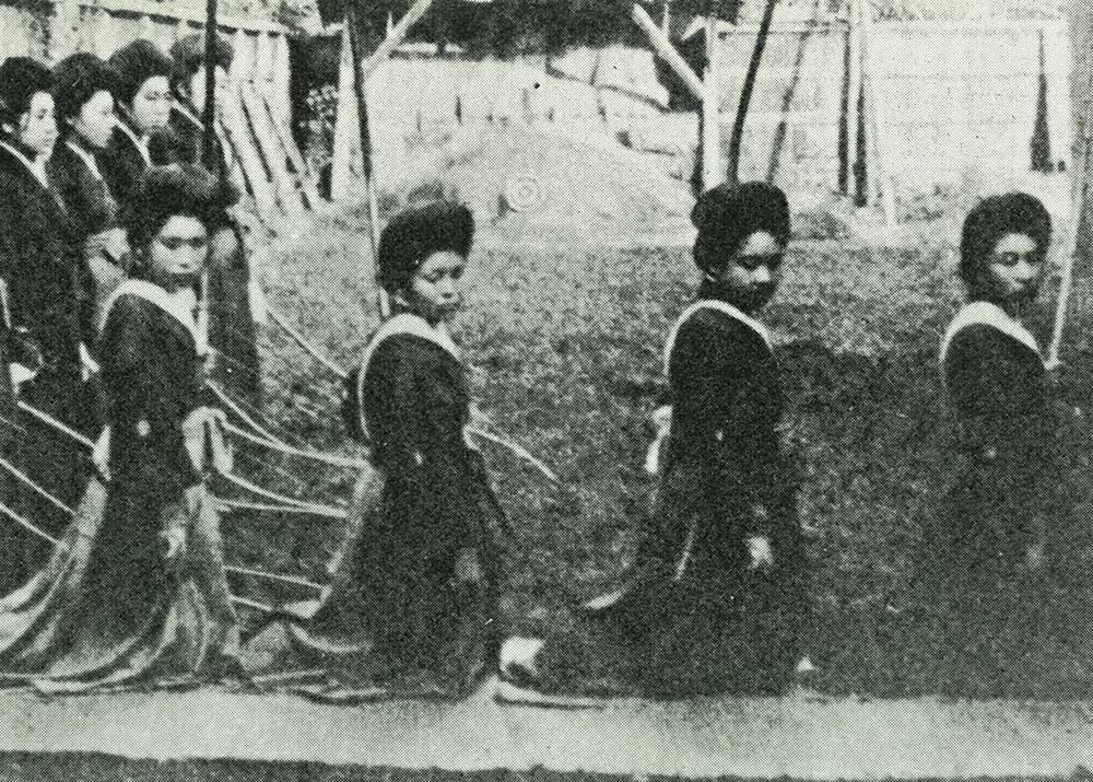 1910年 秋田県女子師範学校校舎 落成（現中通1丁目）（1914年当時のクラブ活動（弓道））