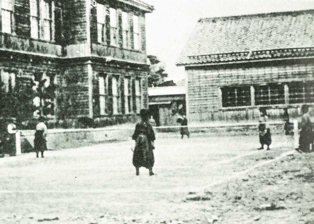 1910年 秋田県女子師範学校校舎 落成（現中通1丁目）（1914年当時のクラブ活動（テニス））
