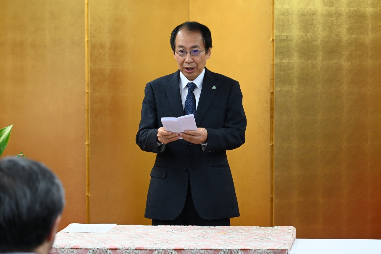 挨拶する南谷学長