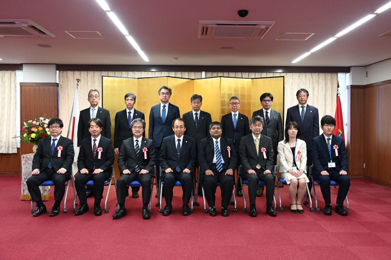 式終了後に行われた記念撮影