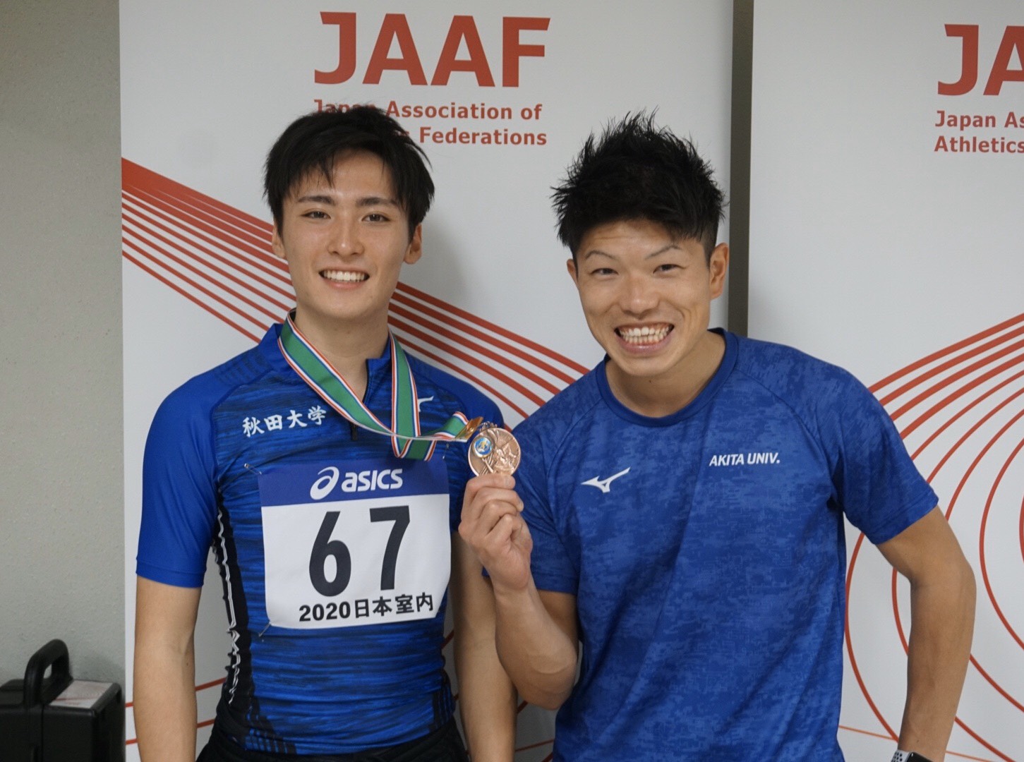 陸上競技部の松下監督(教育文化学部講師)と記念撮影をする熊谷さん(左)<br>