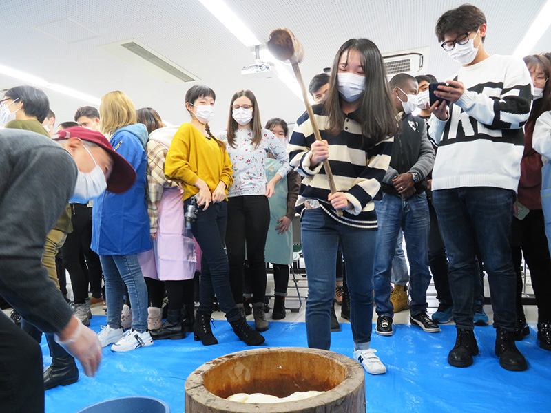 Mochi rice pounding contests