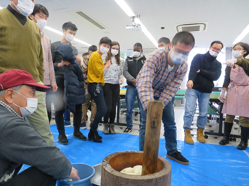 Mochi rice pounding contests