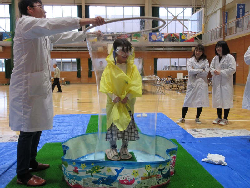 北秋田市立合川中学校で おもしろ理科実験教室 を開催 ｒ元 10 19 国立大学法人 秋田大学