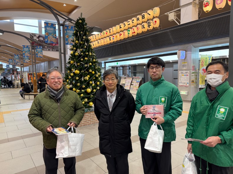 写真左から 安藤専攻長、尾野センター長、医学部医学科4年次の岡村さん、太田副センター長<br>
