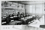 昭和7年図書室で読書に励む学生たち