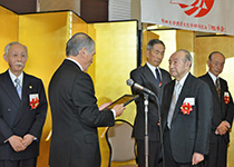 創立130周年記念表彰で、表彰楯が授与される